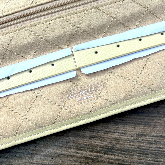 Wolf Design Jewelry Bag Cream - Picture 3 of 7